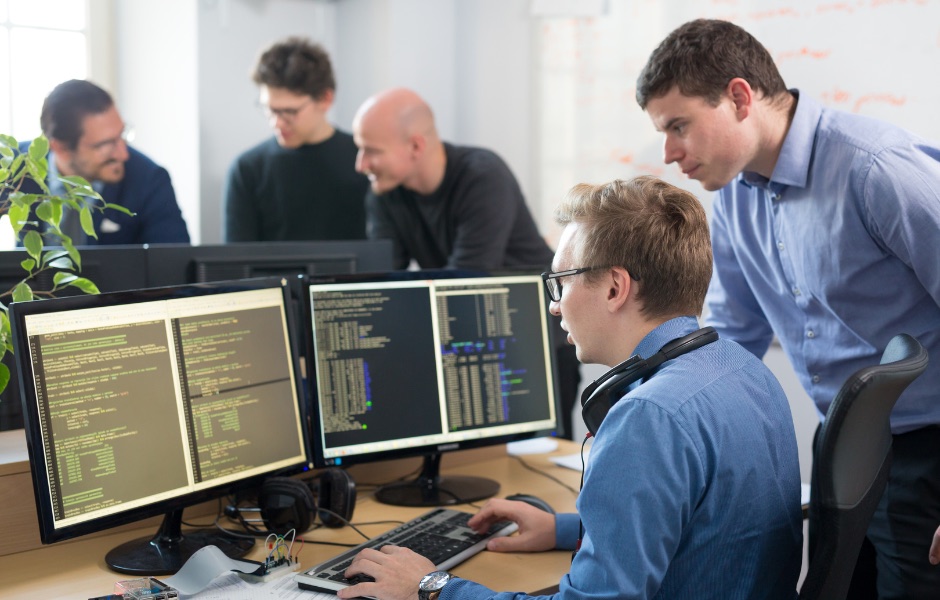 Własny zespół IT czy software house? Co będzie lepsze?